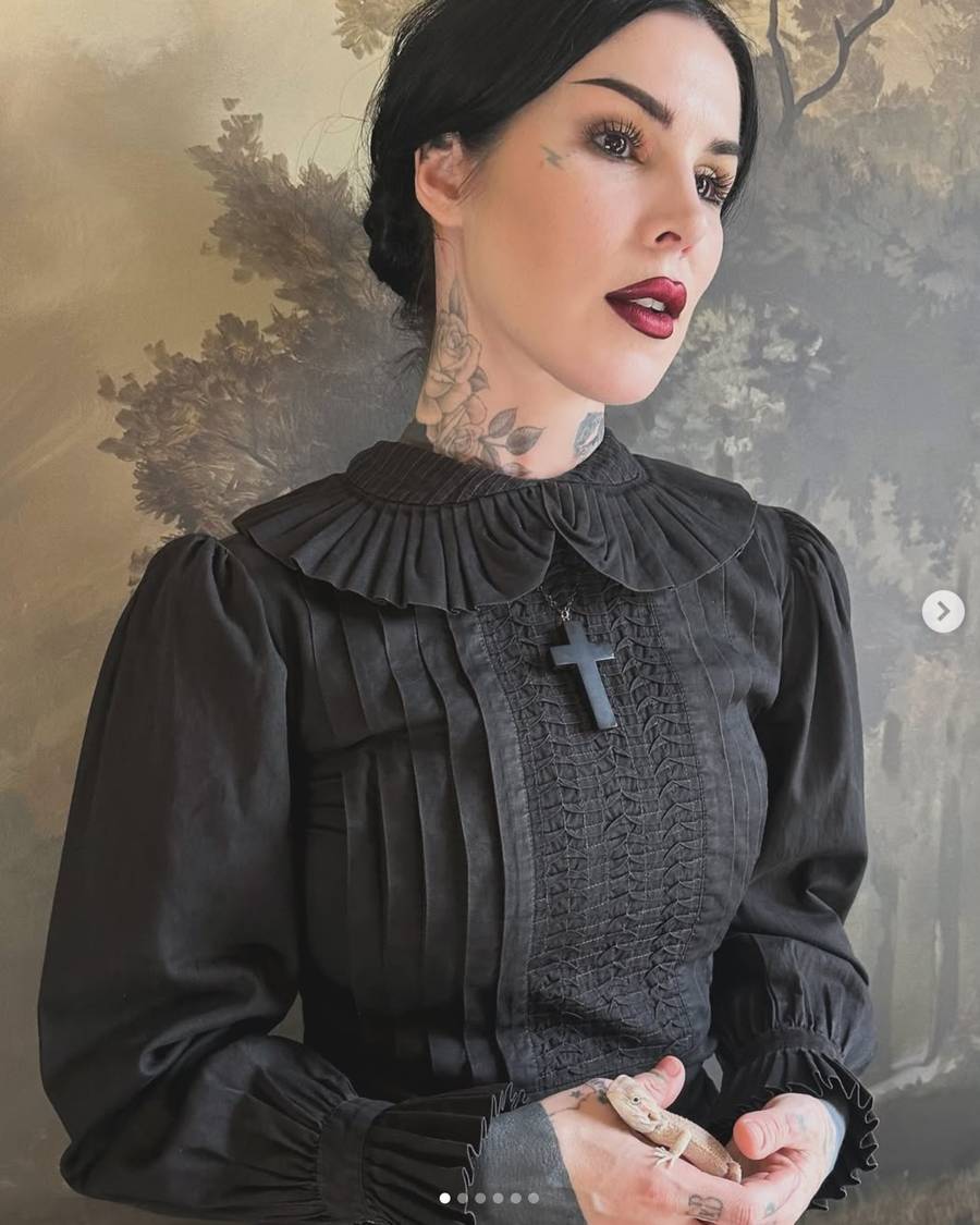 Przypominamy największe dramy Kat Von D! Od mrocznej tatuatorki z własną linią kosmetyków po chrzest w wieku 41 lat