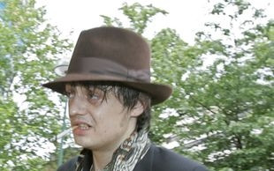 Pete Doherty śpiewa nazistowskie piosenki