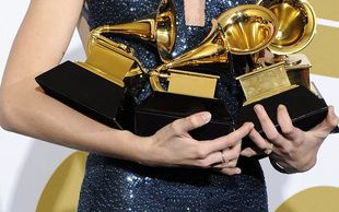 Taylor Swift upuściła statuetkę Grammy! (VIDEO)