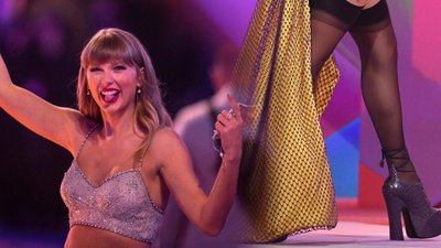 Internet oszalał na punkcie dżinsowego płaszcza maxi Taylor Swift