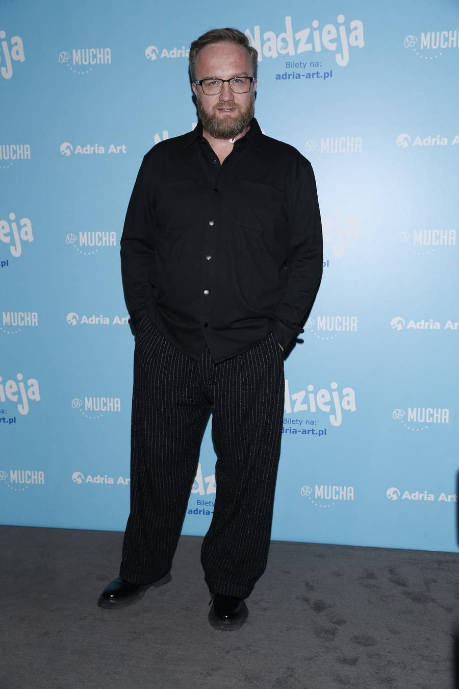 Pokaz spektaklu “Nadzieja”! Anna Mucha z ukochanym, rozanieleni Katarzyna Cichopek i Maciej Kurzajewski (FOTO)