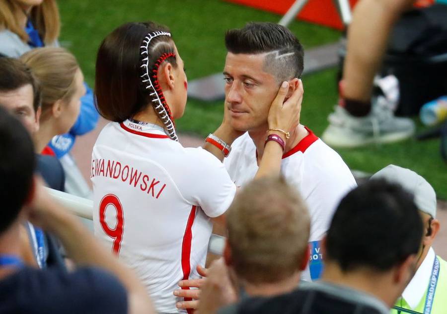 Anna Lewandowska pociesza Roberta po przegranym meczu z Senegalem