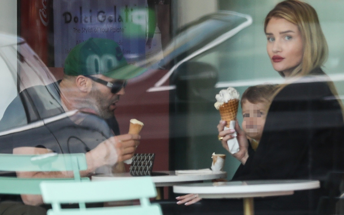 Rosie Huntington-Whiteley ze starszym o 20 lat narzeczonym i ich SŁODKIM synkiem poszli na lody
