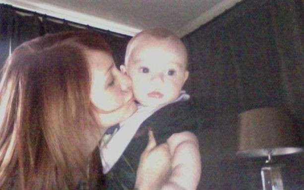 Ashlee w domu z dzieckiem, Pete ze striptizerkami