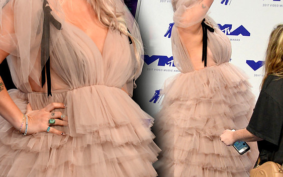 Dlaczego wybrała suknię, w której wyglądała jak beza? (ZDJĘCIA)