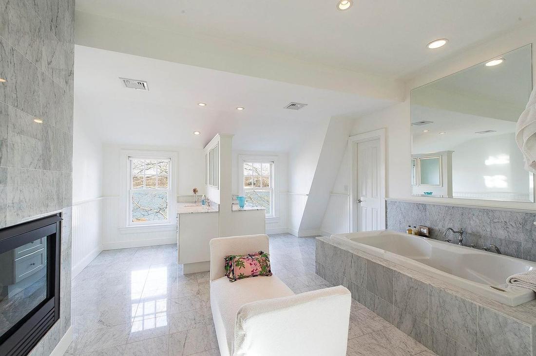 Łazienka w domu, w którym zamieszka Rihanna latem 2020