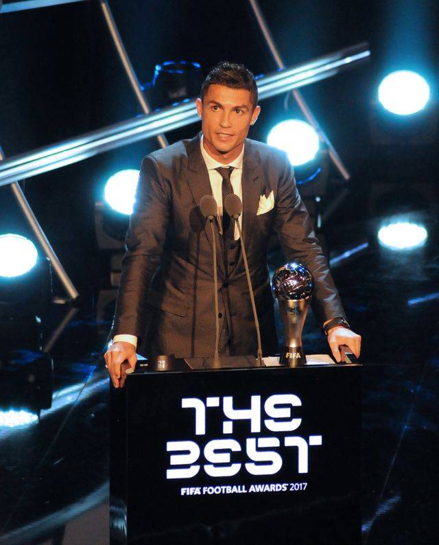 Georgina Rodriguez z Cristiano Ronaldo – najlepszym piłkarzem FIFA (ZDJĘCIA)