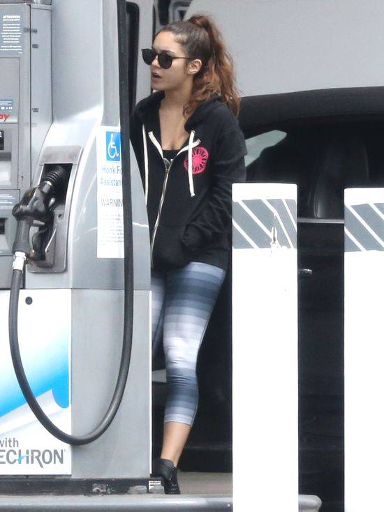 Vanessa Hudgens na stacji benzynowej