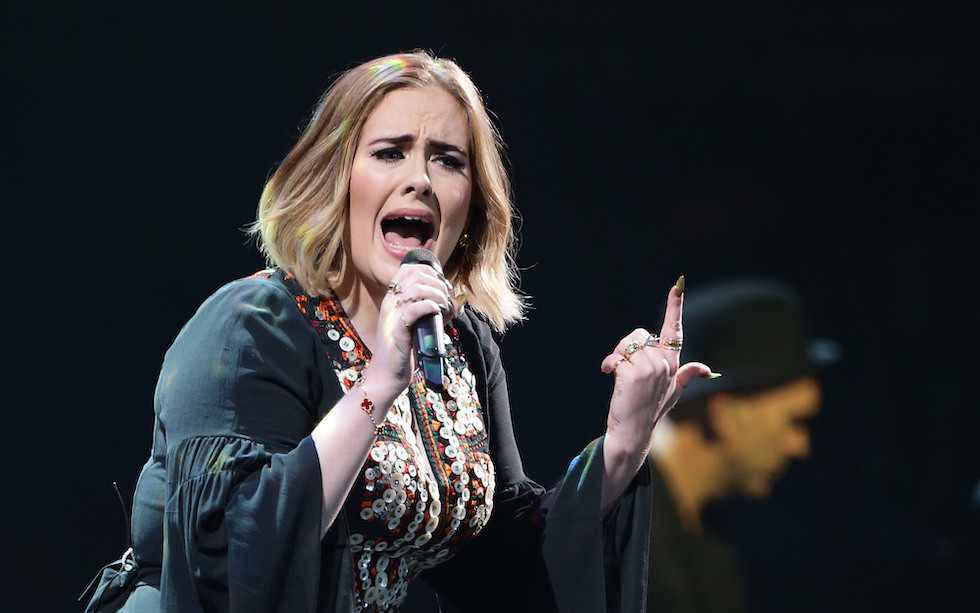 Adele jeszcze nie skończyła “transformacji”. Paparazzi przyłapali ją jak wychodziła z siłowni