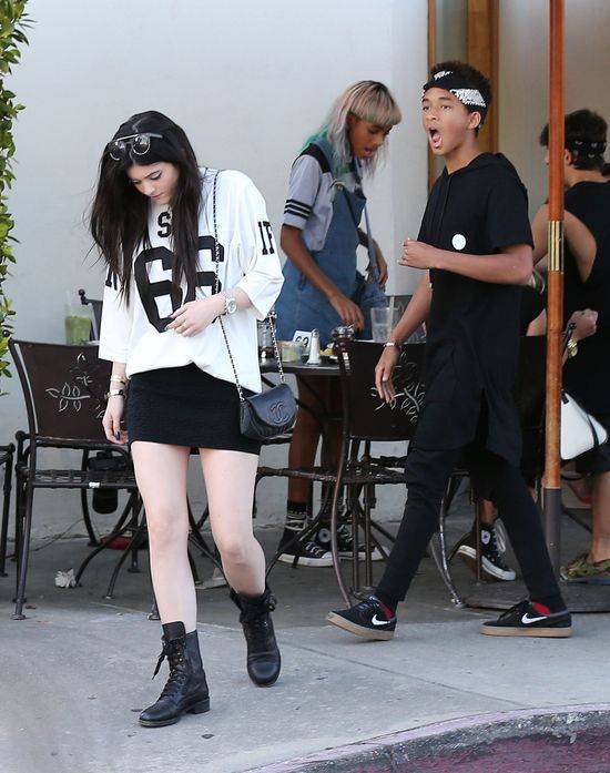Kylie Jenner – lepiej w spodniach czy spódnicy?