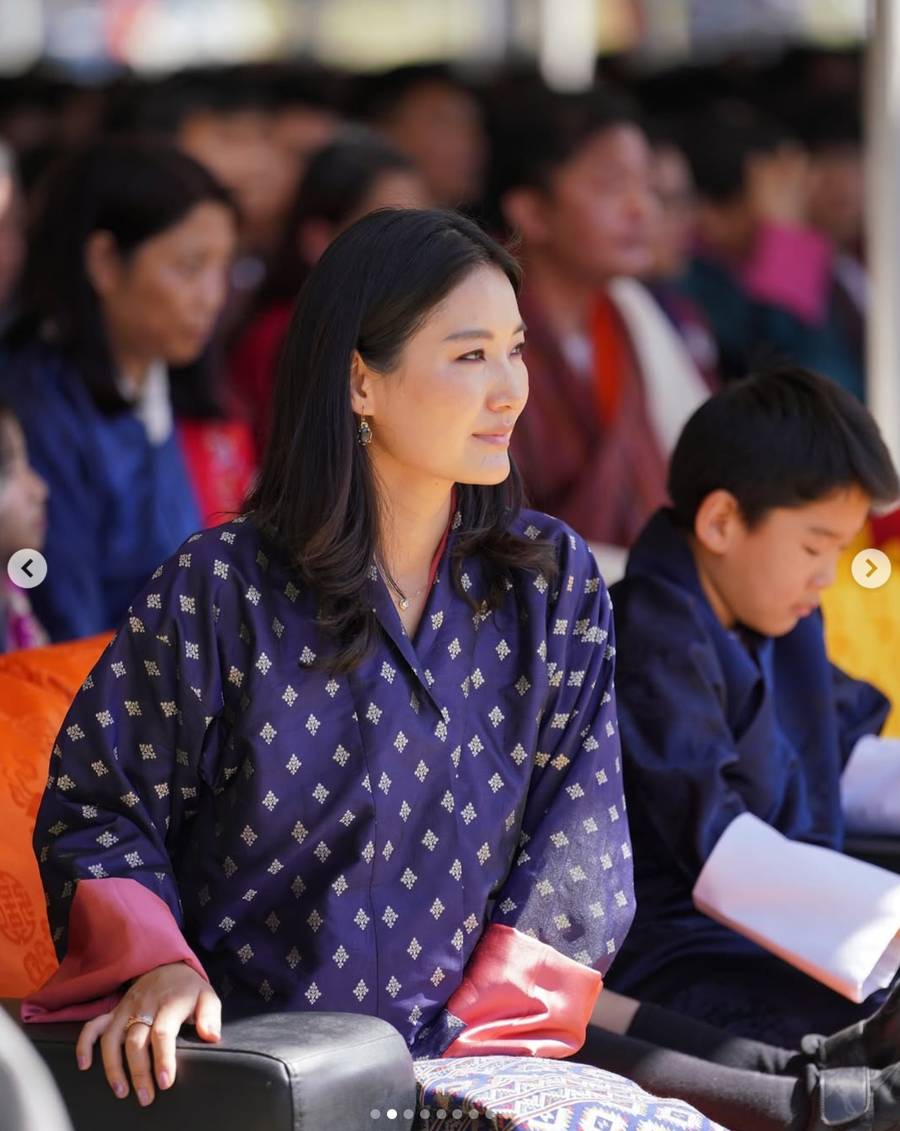 Okrzyknięto ją “najpiękniejszą królową świata” i “księżną Kate Himalajów”. Kim jest Jetsun Pema?