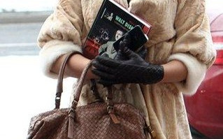 Mucha się nie przejmuje i nadal nosi futra (FOTO)