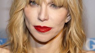 Czy Courtney Love powinna nosić takie dekolty? (FOTO)