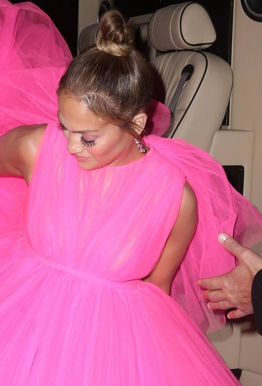 Jennifer Lopez w OGROMNEJ sukni nie może wyjść z samochodu
