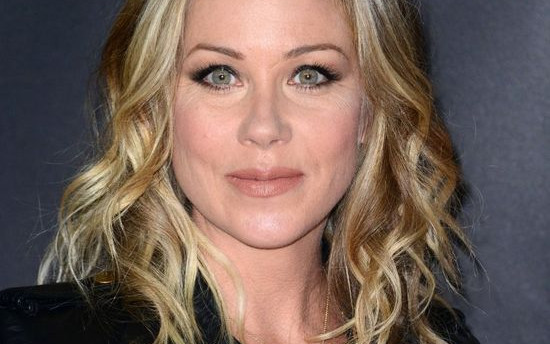 Christina Applegate dobiera laskę do stylizacji. Idzie na czerwony dywan pierwszy raz od diagnozy