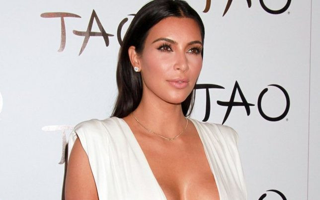 Kim Kardashian w prześwitującej sukience w Paryżu