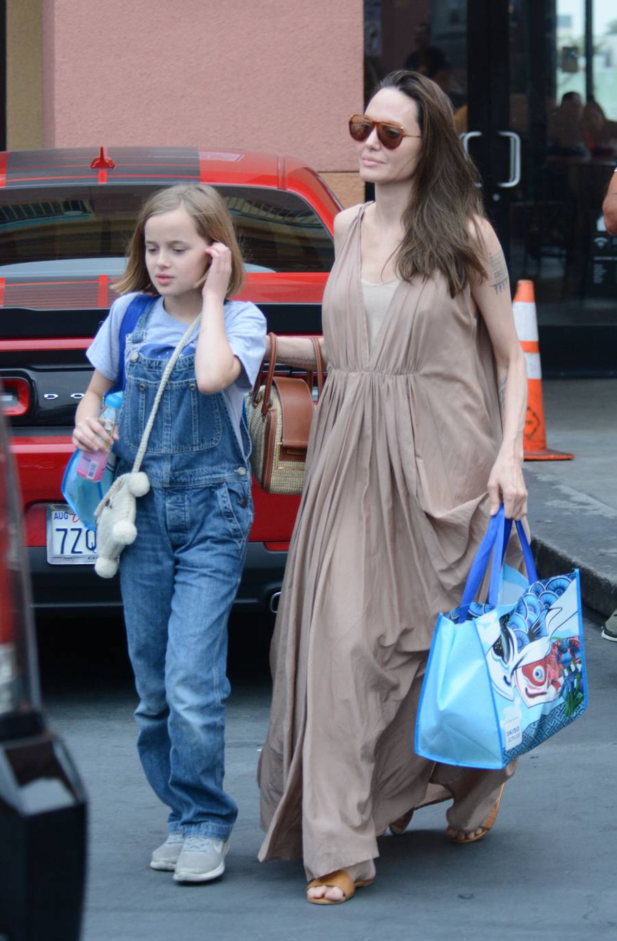 Angelina Jolie na zakupach z córką Vivienne (ZDJĘCIA)