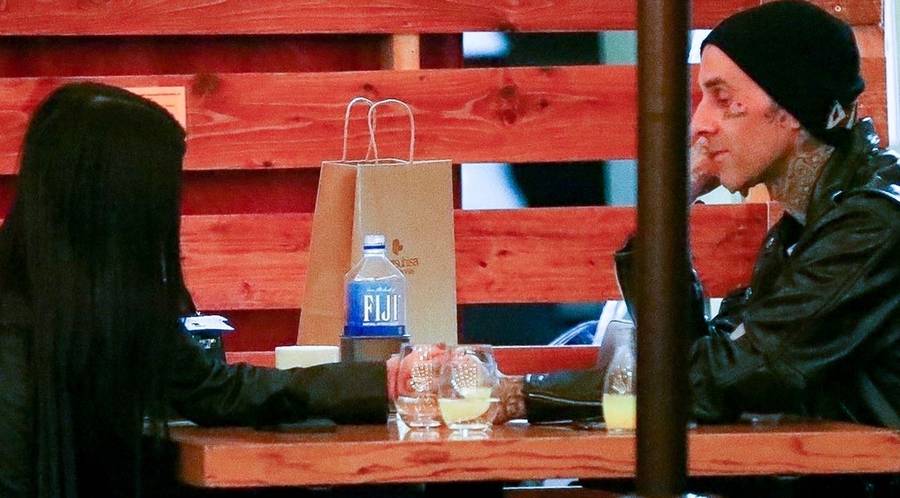 Kourtney Kardashian i Travis Barker trzymają się za ręce na kolacji