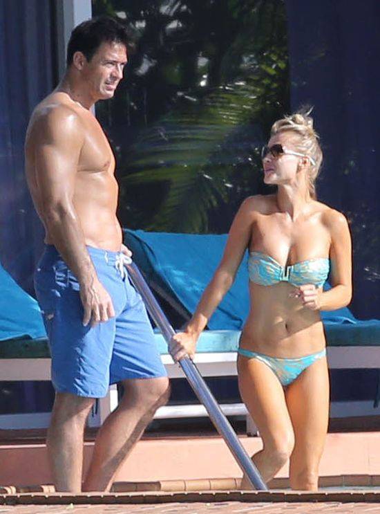 Joanna Krupa z mężem na basenie