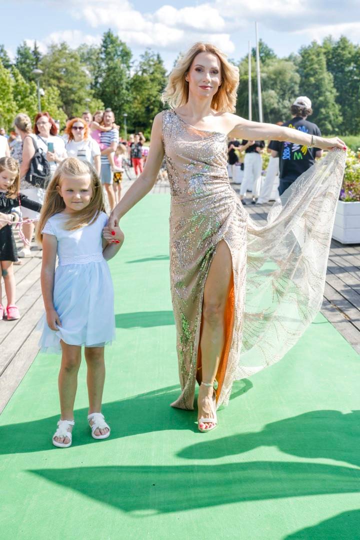 Gwiazdy prezentują liczne stylizacje na pokazie charytatywnym: Hyży, Opczowska, Węgrowska…