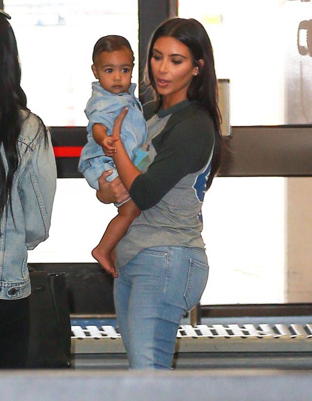 Kim Kardashian z North West na lotnisku