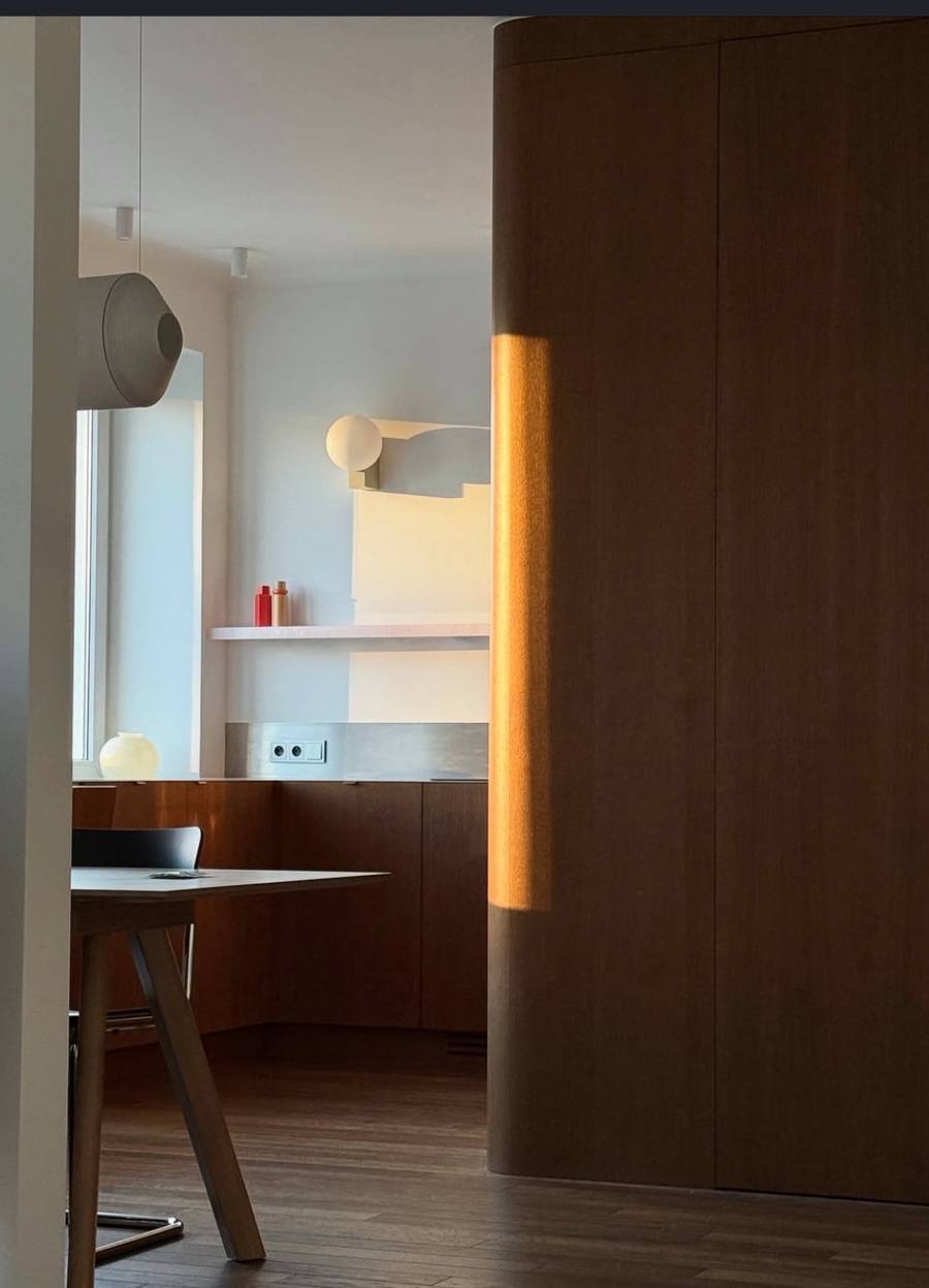 Mieszkanie Izabelli Krzan tonie w luksusach. Drewno i designerskie dodatki