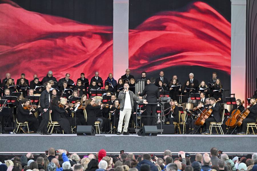 Niezwykły koncert “Symfonia Miłosierdzia”! Roksana Węgiel w błękicie, Edyta Górniak w olśniewającej bieli (FOTO)