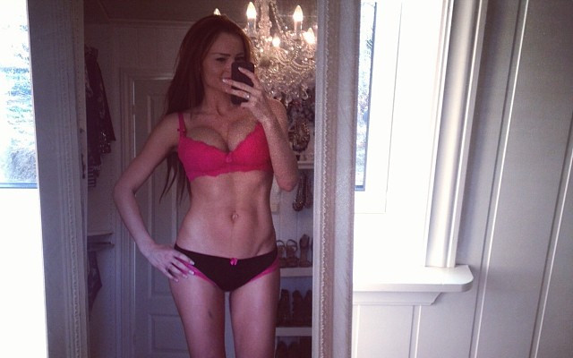 Moda na chwalenie się świetnym ciałem po ciąży