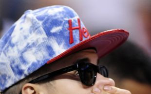 Nagi Justin Bieber straszy babcię (FOTO)