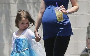 Syn gwiazdy na spacer wybrał dziewczęcą stylówkę (FOTO)