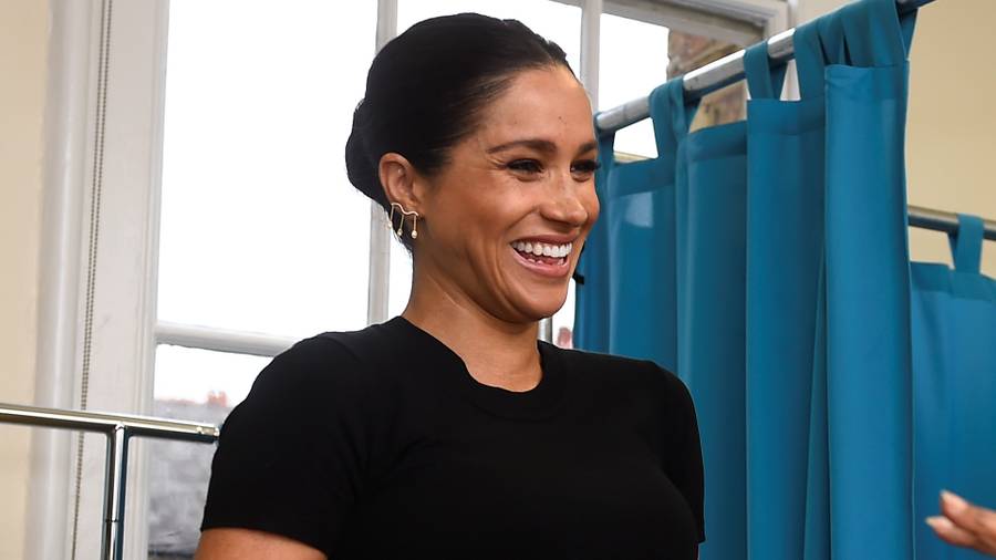 Ciężarna księżna Meghan w płaszczu od Oscara de la Renty