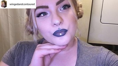 Gościom restauracji nie spodobał się makijaż kelnerki. Co jej zrobili?