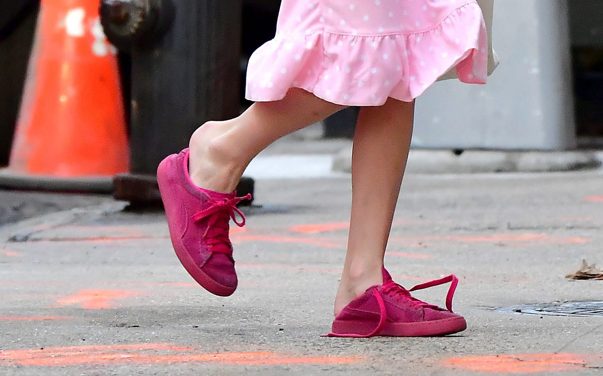 Mama z nosem w telefonie, a córka z rozwiązanymi sznurówkami (ZDJĘCIA)