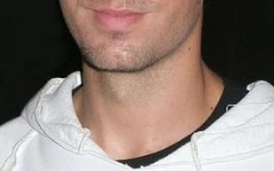 Napalona fanka na koncercie Enrique Iglesiasa (VIDEO)