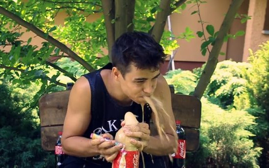 Rezigiusz w nowym Coca Cola Challenge pije bąbelki przez nos