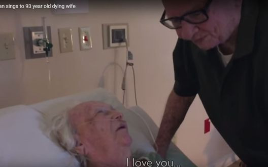 Wzruszające! Ten staruszek śpiewa żonie, która umiera