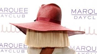 Sia tłumaczy się z zasłoniętej twarzy