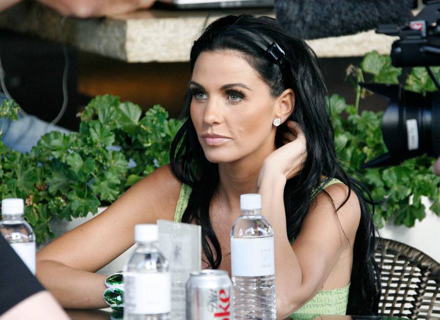 Katie Price w przeszłości była przepiękną kobietą. Na operacje plastyczne wydała PÓŁ MILIONA złotych! (ZDJĘCIA)