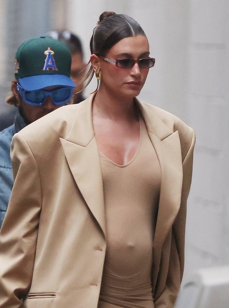 Dwie ciążowe stylizacje Hailey Bieber w jednym dniu! Modelka trzymała się za duży już brzuszek