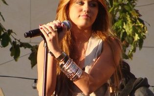 Miley Cyrus tańczy erotycznie dla producenta – krąży wideo!