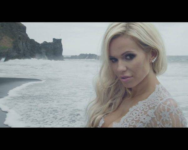 Doda w teledysku Nie pytaj mnie