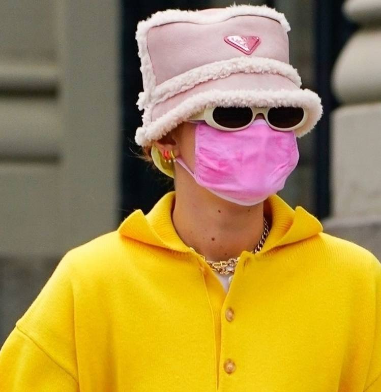 Gigi Hadid na spacerze z córką. Strojem wyróżniała się na ulicy (ZDJĘCIA)