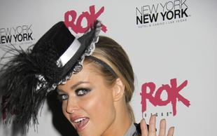 Carmen Electra rozdaje słodycze (FOTO)