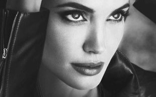 Angelina Jolie na okładce tureckiego Vogue (FOTO)