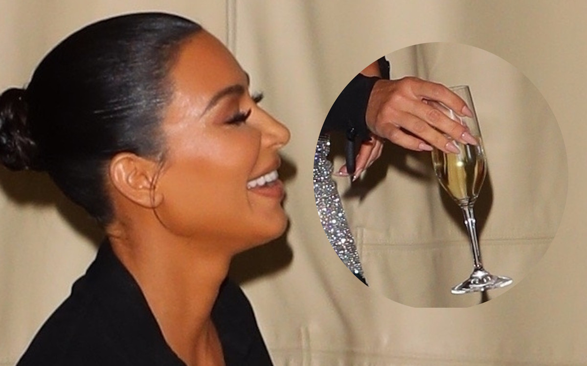 Ma prawie 39 lat: Kim Kardashian w mini ledwie przykrywającej pupę (ZDJĘCIA)