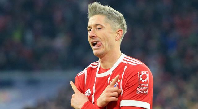 robert-lewandowski-w-nowej-fryzurze-na-boisku-g-R1