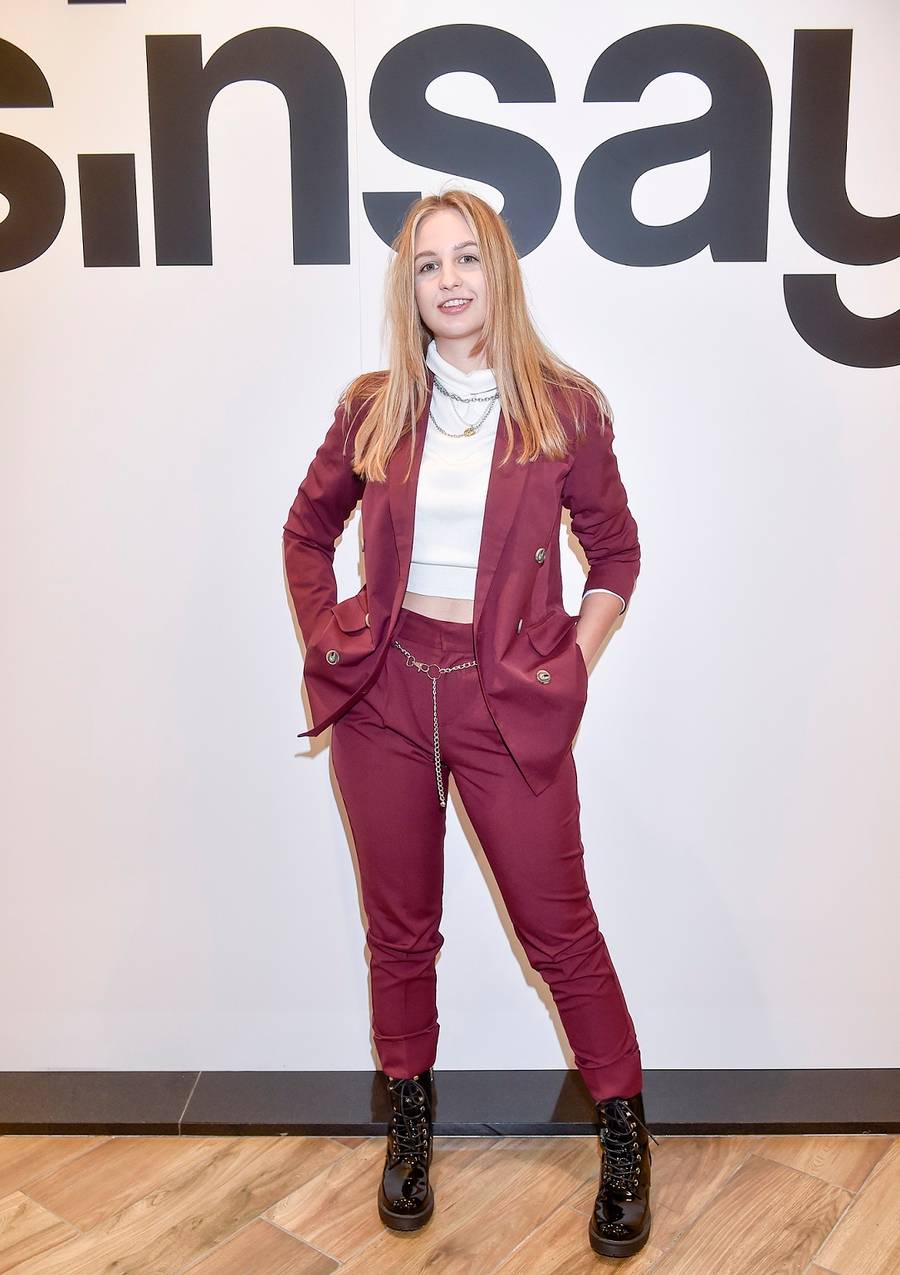 Magda Bereda w burgundowym garniturze.