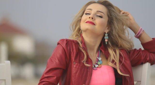 Małgorzata Socha w teledysku Sławomira “Aneta”
