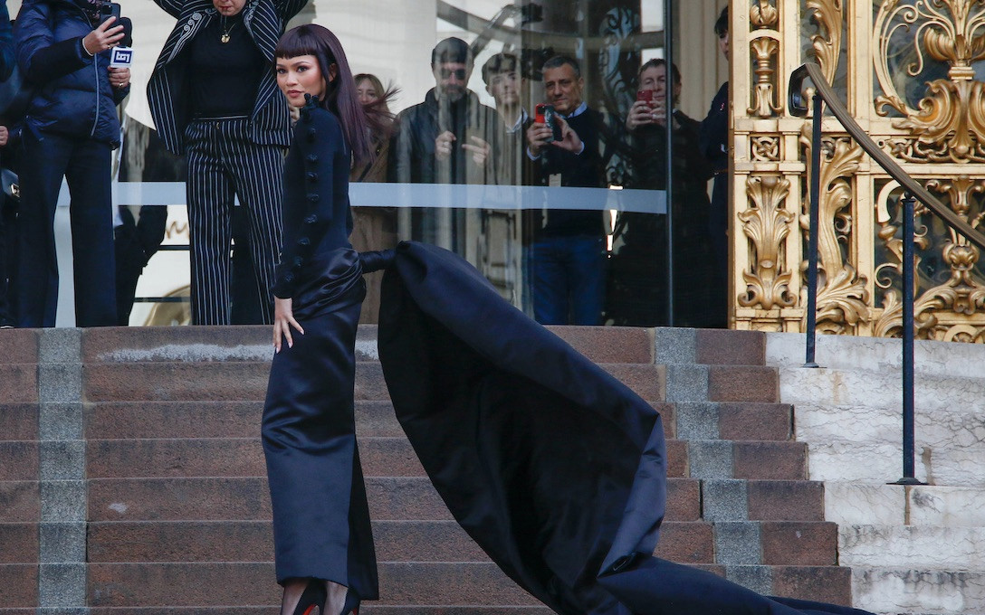 Zendaya debiutuje z nową fryzurą na Paris Fashion Week. To nowy trend wśród gwiazd