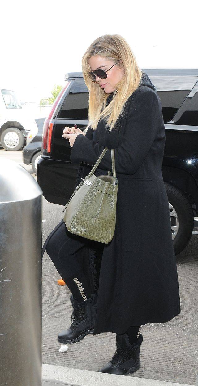 Khloe Kardashian ukrywa ciążowy brzuszek pod płaszczem. Kwitnie?